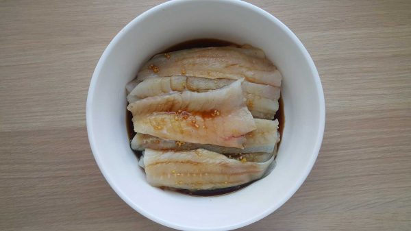 Chrupiąca ryba w słodko pikantnym sosie marynowanie ryby