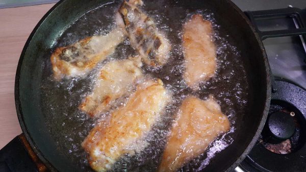 Chrupiąca ryba w słodko pikantnym sosie smażenie ryby