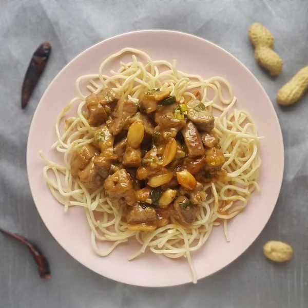 wieprzowina-Kung-Bao-danie-z-makaronem Wieprzowina Gong Bao danie z makaronem