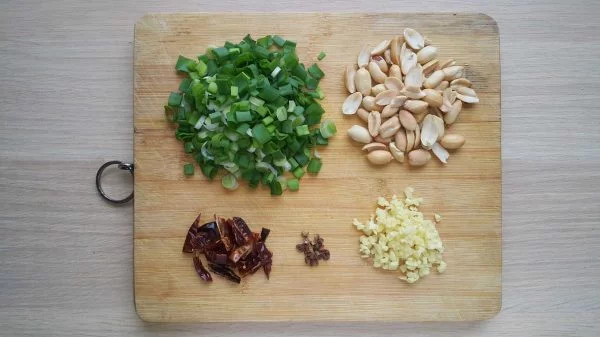 wieprzowina-Gong-Bao-warzywa Wieprzowina Gong Bao cięcie warzyw