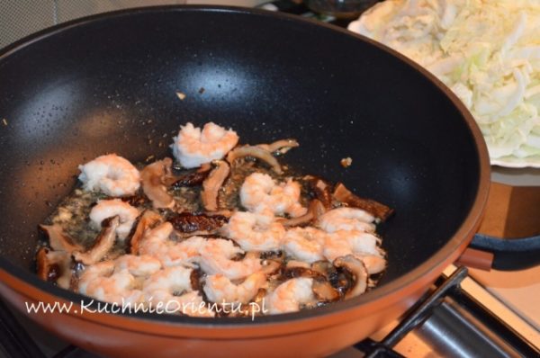 Kapusta pekińska stir-fry z krewetkami i grzybami Shitake