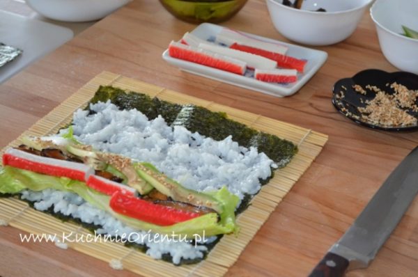 Maki sushi z paluszkami krabowymi i grzybami shitake