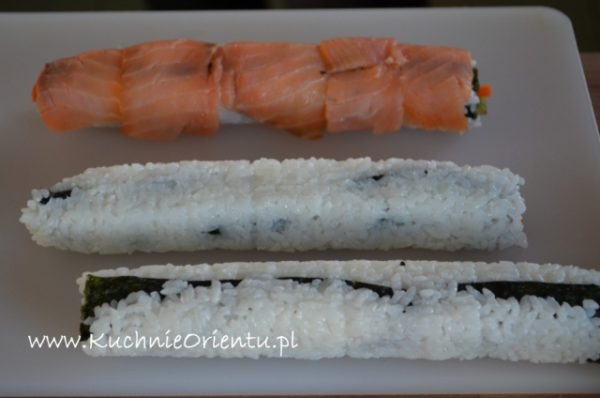 Uramaki sushi z wędzonym łososiem, awokado i marchewką