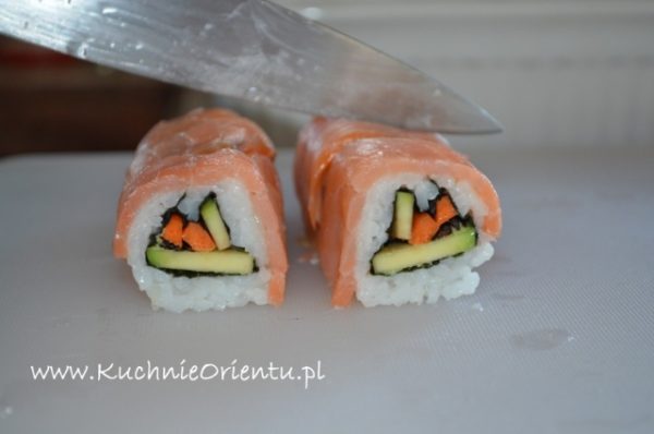 Uramaki sushi z wędzonym łososiem, awokado i marchewką