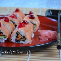 Uramaki sushi z wędzonym łososiem, awokado i marchewką