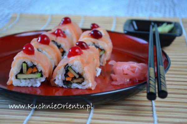 Uramaki sushi z wędzonym łososiem, awokado i marchewką