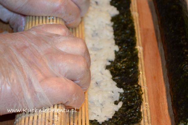 Chrupiące sushi futomaki z krewetkami w tempurze