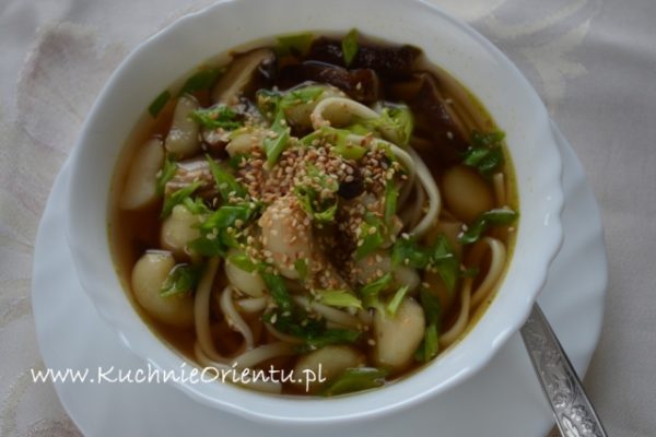 Bulion dashi z makaronem udon i kasztanami wodnymi