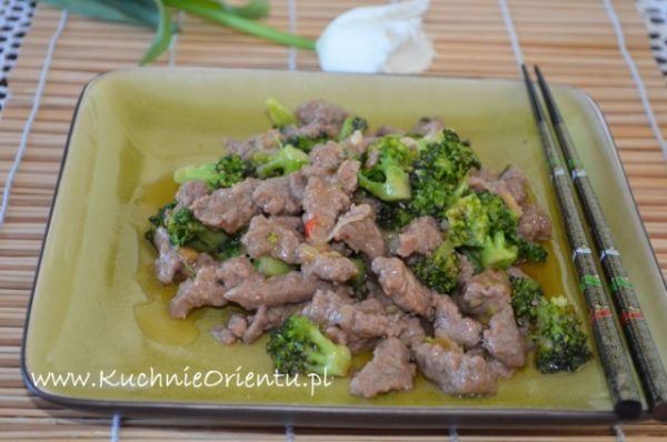 Wołowina smażona stir-fry z brokułami