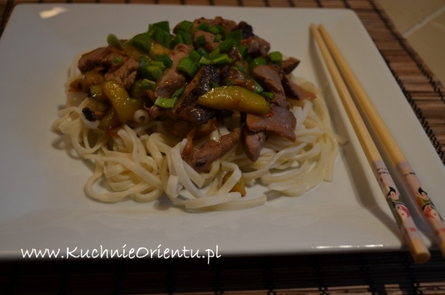 Polędwica wieprzowa po tajsku z makaronem udon