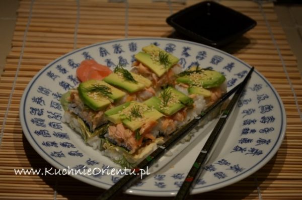 Oshi sushi z łososiem, tofu i awokado
