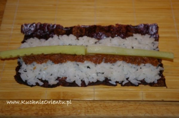 Maki sushi ze śliwką ume i ogórkiem (Umekyu maki)