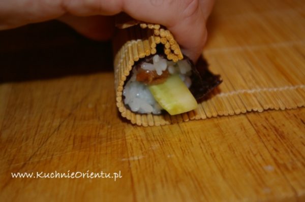 Maki sushi ze śliwką ume i ogórkiem (Umekyu maki)