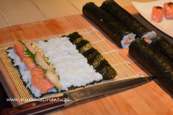Maki i nigiri sushi z łososiem