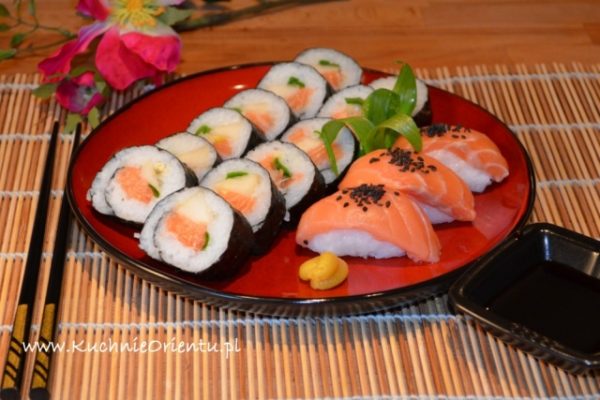 Maki i nigiri sushi z łososiem