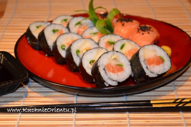 Maki i nigiri sushi z łososiem