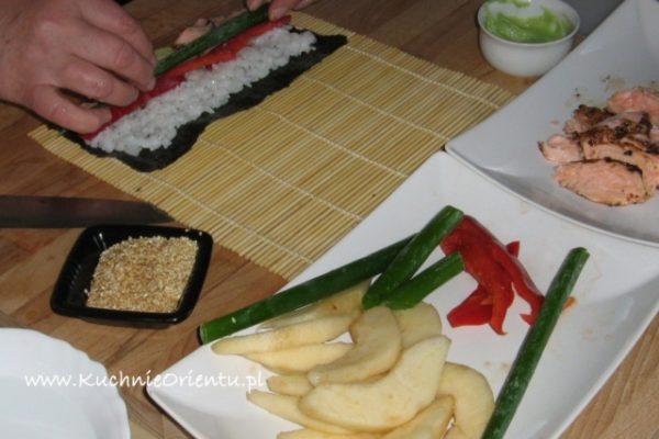 Maki sushi z pieczonym łososiem