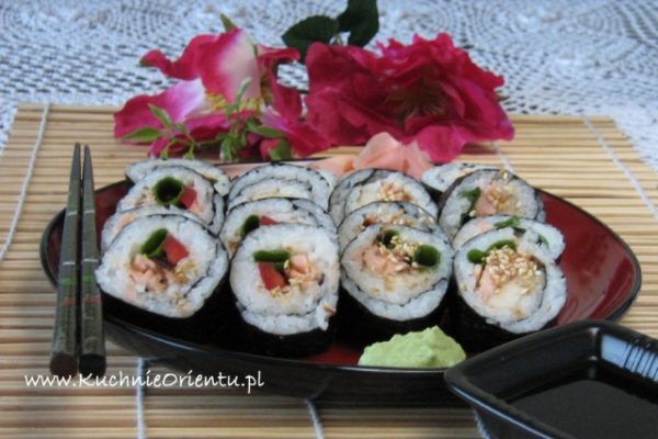Maki sushi z pieczonym łososiem