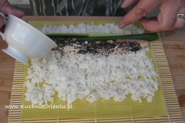 Maki sushi z papieru sojowego z wędzonym pstrągiem
