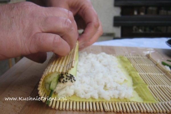 Maki sushi z papieru sojowego z wędzonym pstrągiem