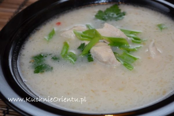 Tajska zupa Tom Kha Gai z mlekiem kokosowym i kurczakiem