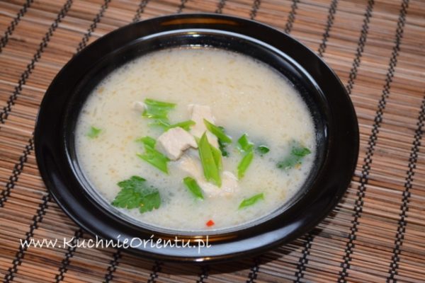 Tajska zupa Tom Kha Gai z mlekiem kokosowym i kurczakiem