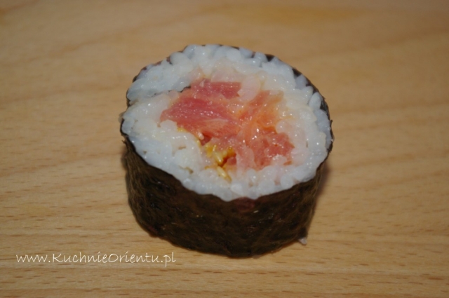 Maki sushi z pikantnym tuńczykiem (Spicy tuna roll)