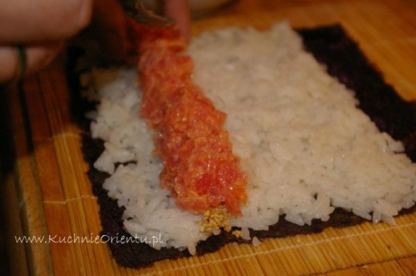 Maki sushi z pikantnym tuńczykiem (Spicy tuna roll)