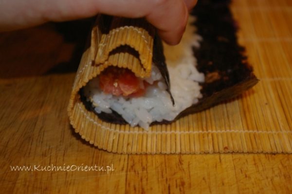 Maki sushi z pikantnym tuńczykiem (Spicy tuna roll)