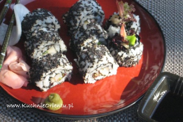 Maki sushi odwrócone uramaki z krewetkami i gruszką