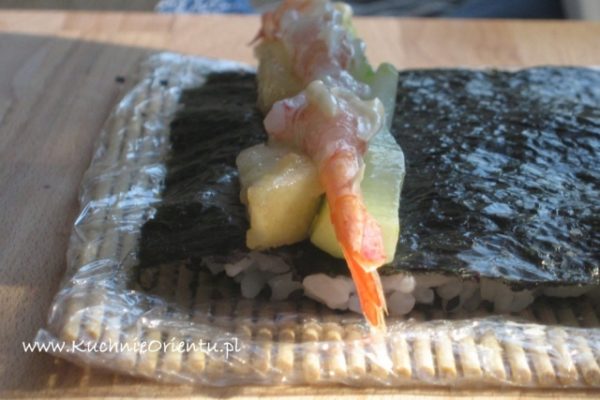 Maki sushi odwrócone uramaki z krewetkami i gruszką