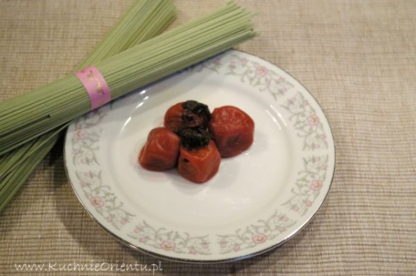 Zielony makaron ze śliwkami Umeboshi