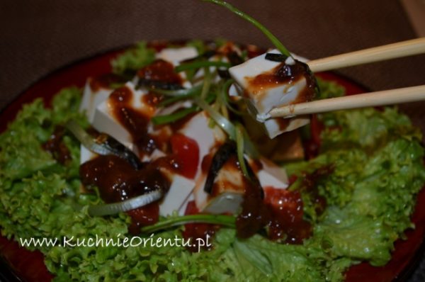 Sałatka z tofu z sosem ze śliwek umeboshi