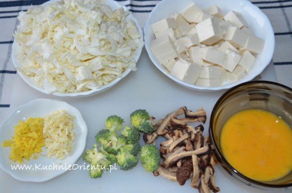 Smażone tofu z kapustą pekińską i grzybami
