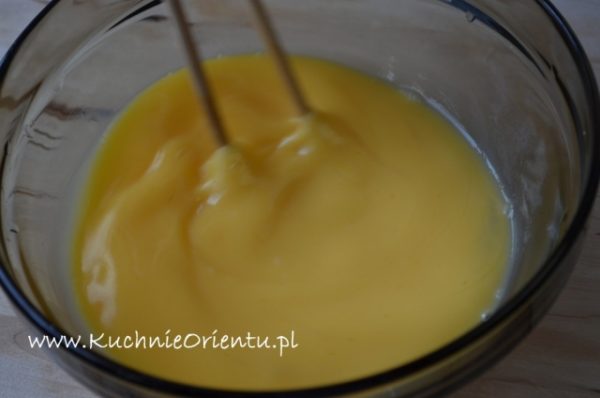 Omlet Tamago z bananem i sosem truskawkowym