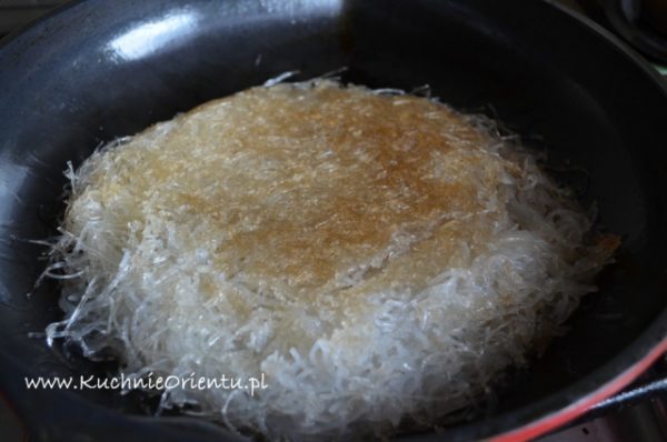 Smażony makaron ryżowy z małżami