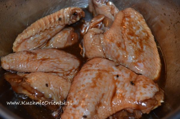 Grillowane skrzydełka kurczaka w marynacie z wina ryżowego i oleju chili