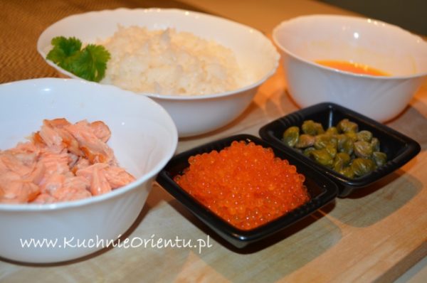 Chirashi sushi z ikrą, kaparami i wędzonym łososiem