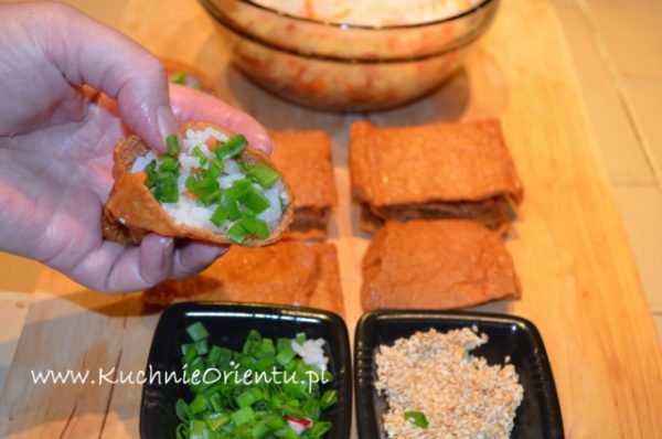 Inari sushi (inarizushi) z ryżem, marchewką i rzodkiewką