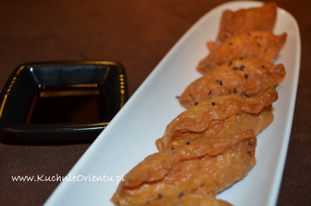 Inari sushi (inarizushi) z tuńczykiem i grzybami