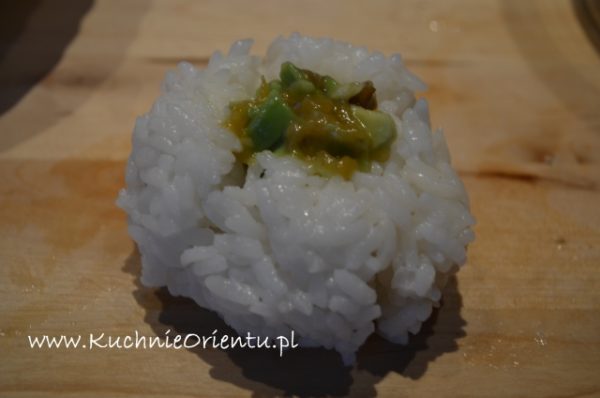 Onigiri nadziewane śliwkami umeboshi i awokado