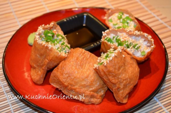 Inari sushi (inarizushi) z ryżem, marchewką i rzodkiewką