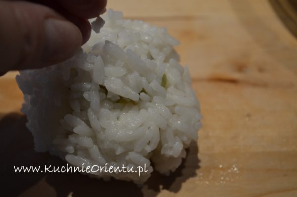 Onigiri nadziewane śliwkami umeboshi i awokado