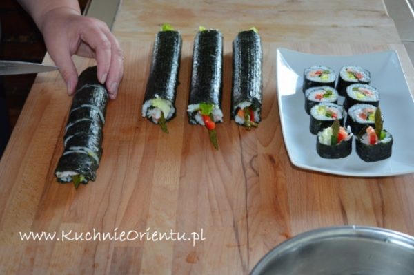 Maki sushi ze szparagami i wędzonym łososiem