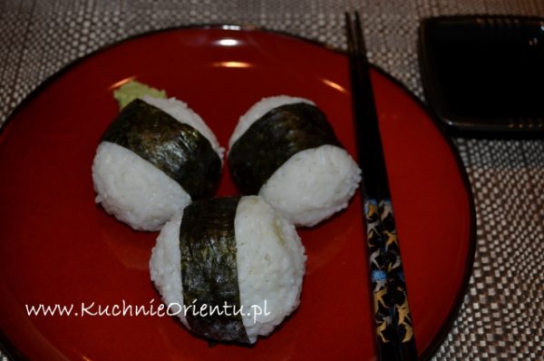Onigiri nadziewane śliwkami umeboshi i awokado