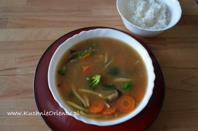 Zupa miso z warzywami i grzybami mun
