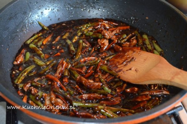 Smażona kaczka z warzywami i chili