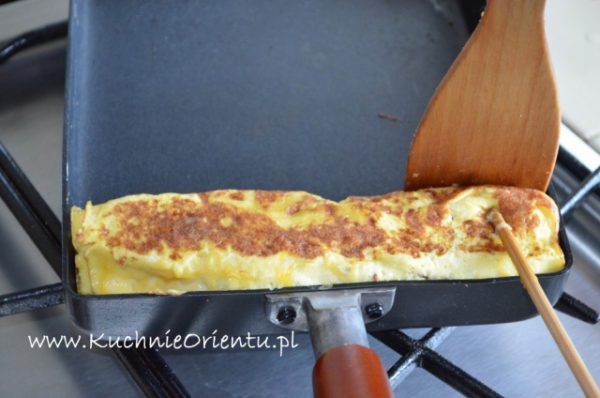 Omlet Tamago z bananem i sosem truskawkowym