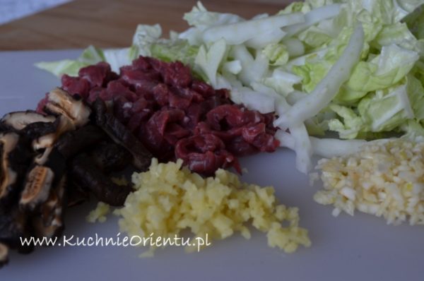 Zupa z wołowiną, grzybami shitake i makaronem