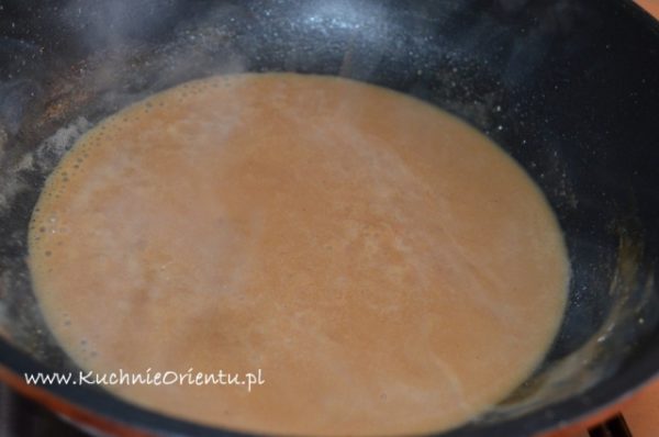 Wieprzowina z sosem orzechowym i makaronem Mie